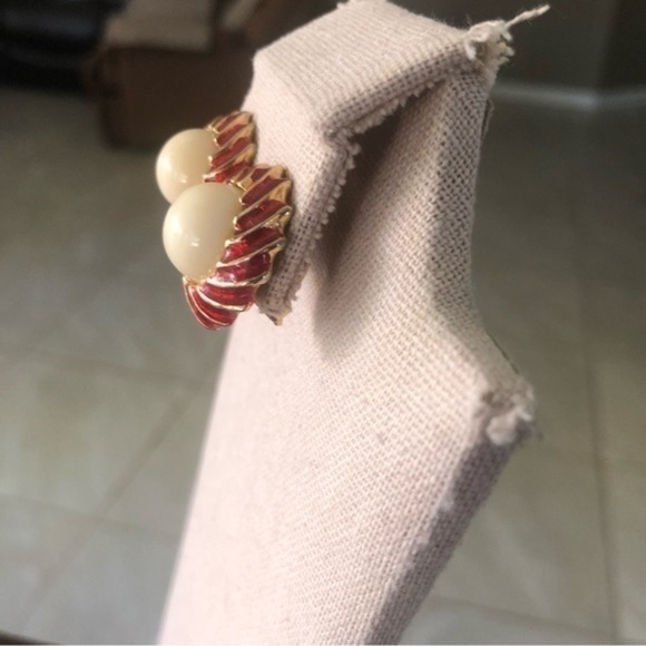 Vintage Clip On Earrings - Picture 2 of 4